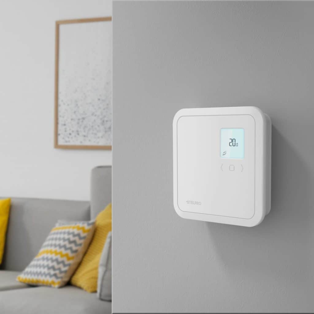 Synapse Électronique thermostat on a living room wall